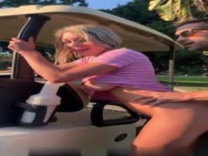 土豪高尔夫球场狂撩巨乳打工妹，大奶任揉捏激情野战！